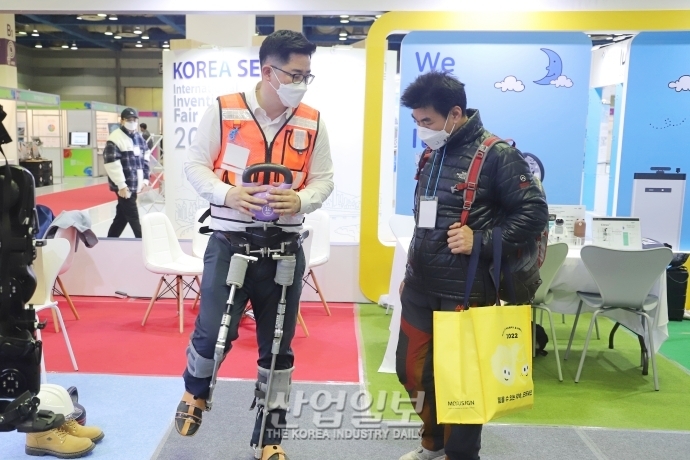 [포토뉴스] 물품 운반 돕는 웨어러블 로봇 - 뉴스 썸네일 이미지